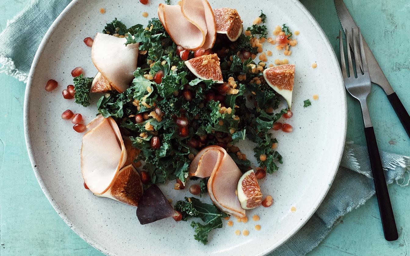 Grønkålssalat med hamburgerryg, figen og granatæble