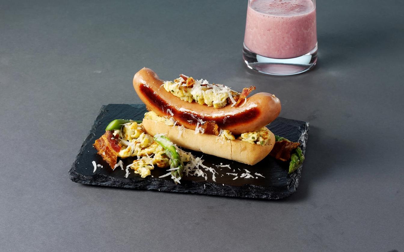 Brunch hotdog med scrambled eggs og asparges
