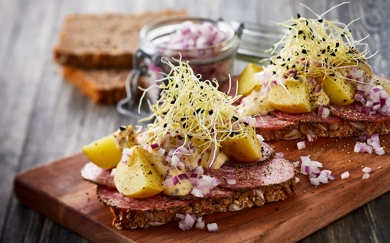 Hjemmelavet rugbrød med spegepølse