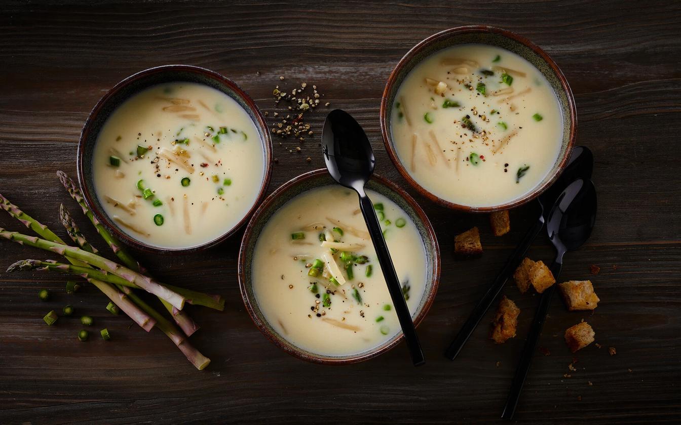 Aspargessuppe med hvide og grønne asparges