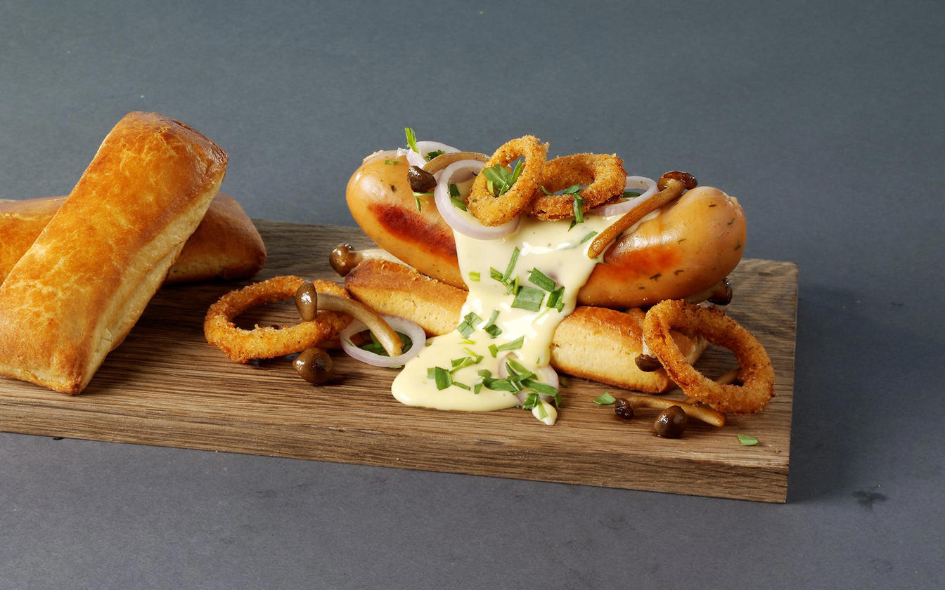Brioche hotdog med løgringe og bearnaise
