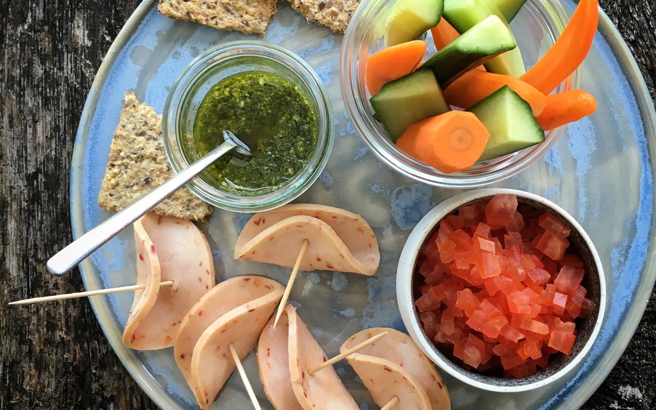 Snackfad med kyllingebryst, hummus og grøntsager