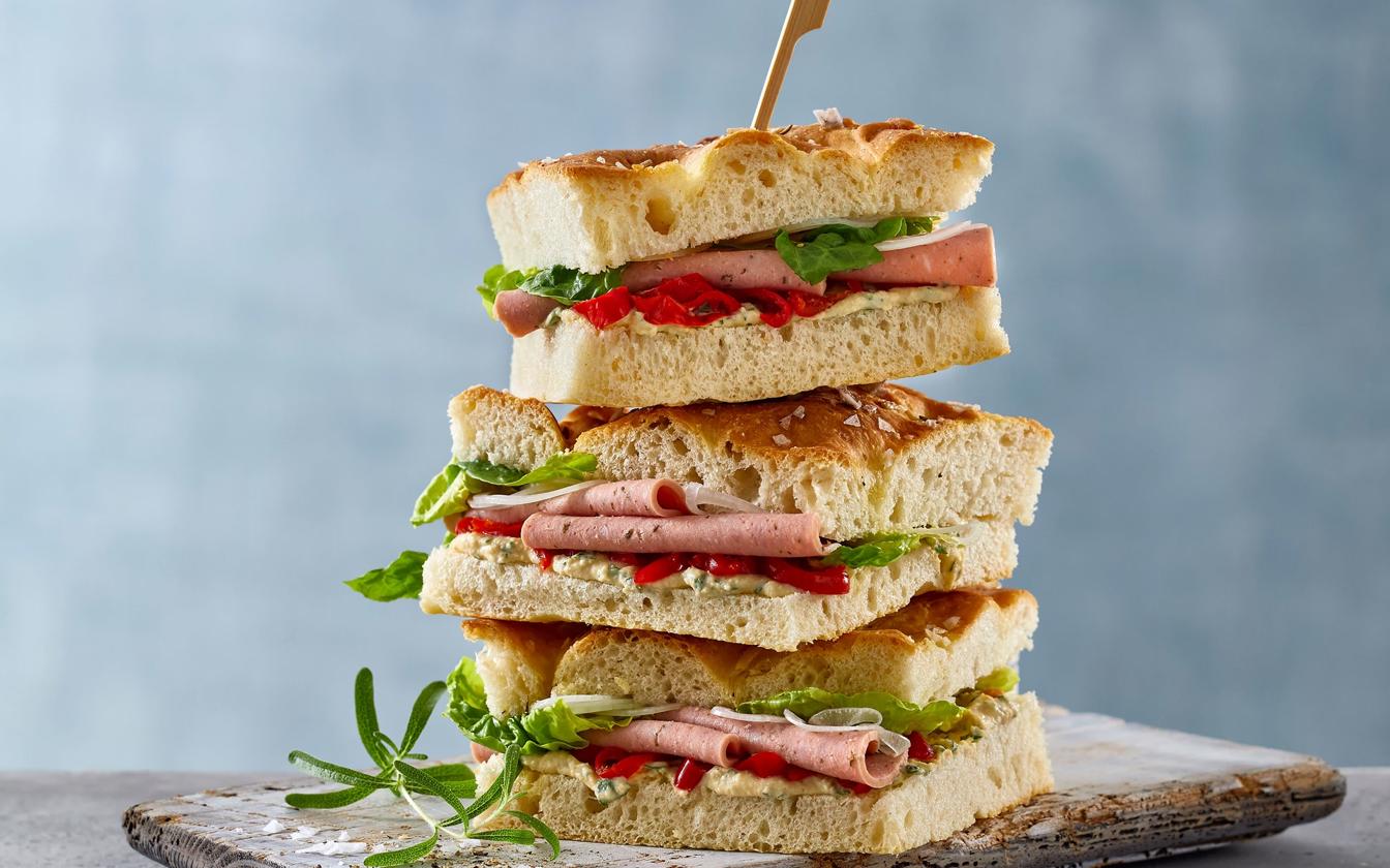Panini med hummus og jægerpølse