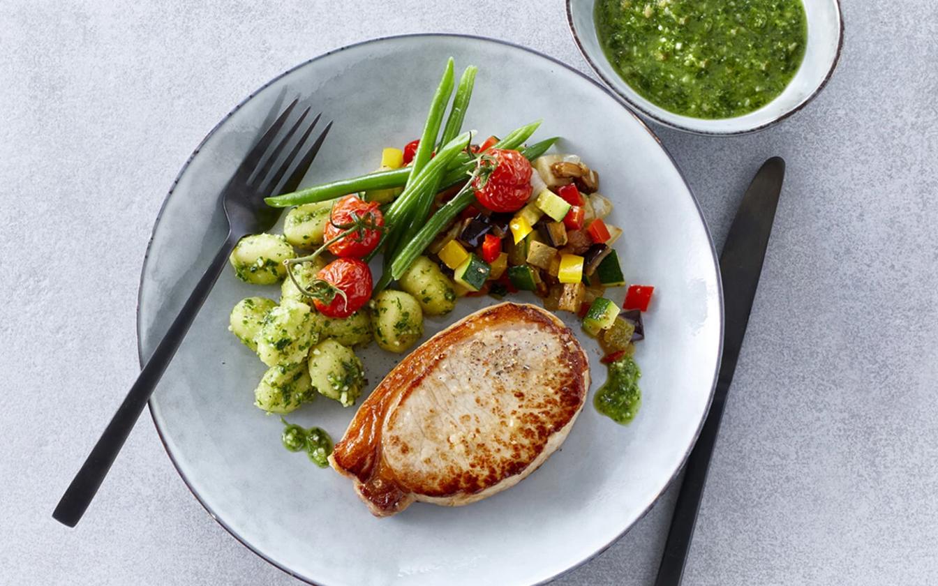 Krogmodnede koteletter med ratatouille og kartoffelgnocchi