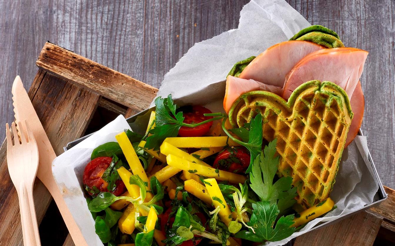 Grønne spinatvafler med hamburgerryg og salat