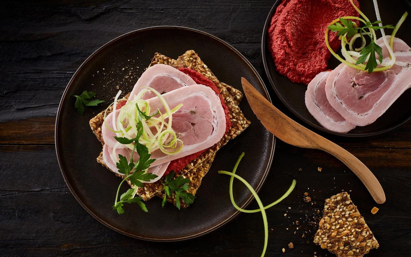 Knækbrød med rullepølse og rødbedehummus