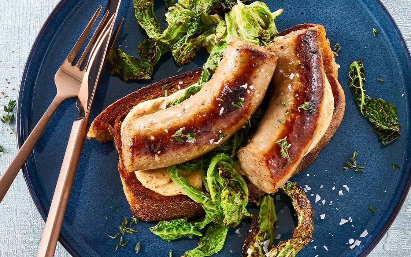 Medisterpølse med brændt kål og surdejsbrød