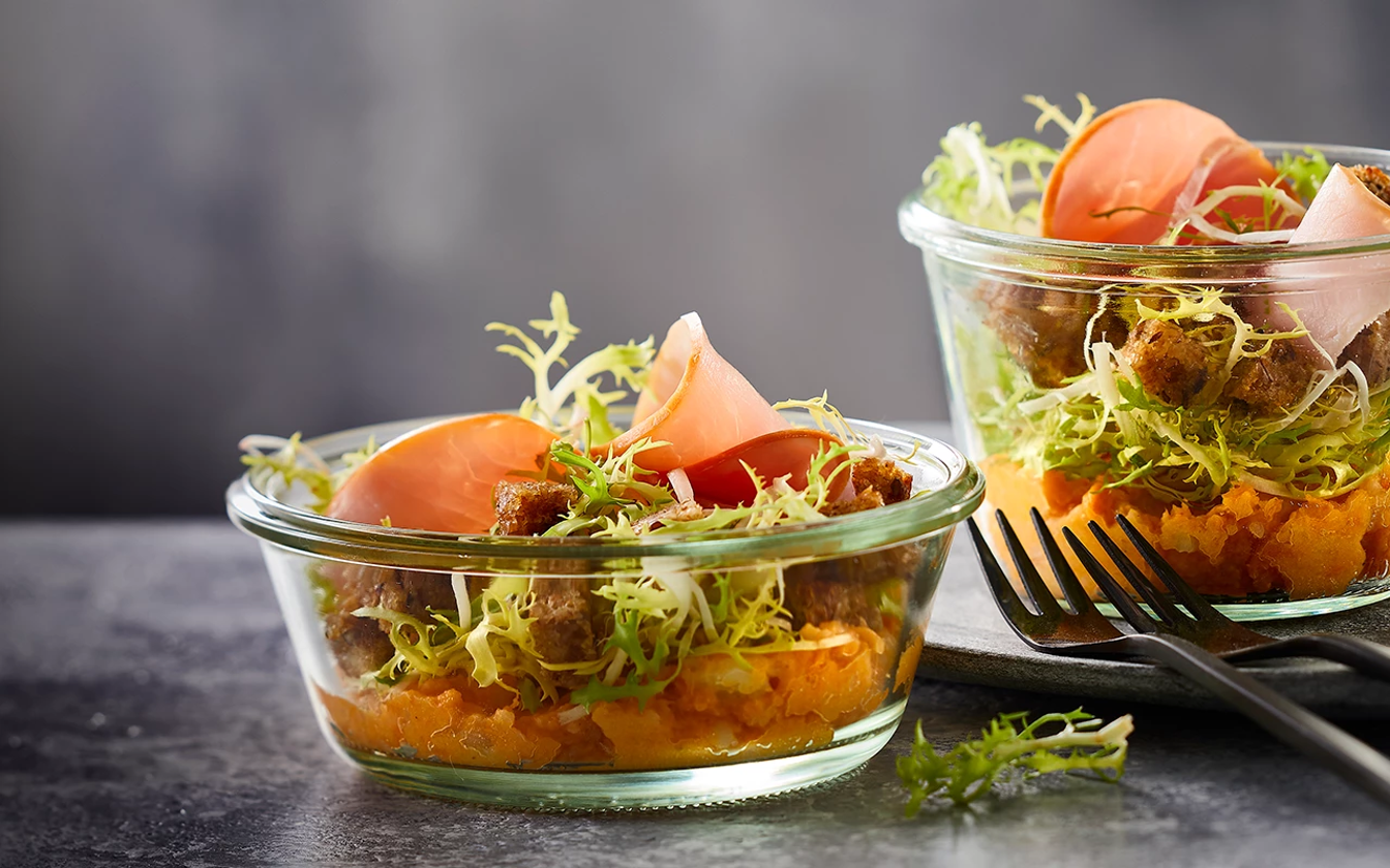 Gulerodsmos med hamburgerryg og salat