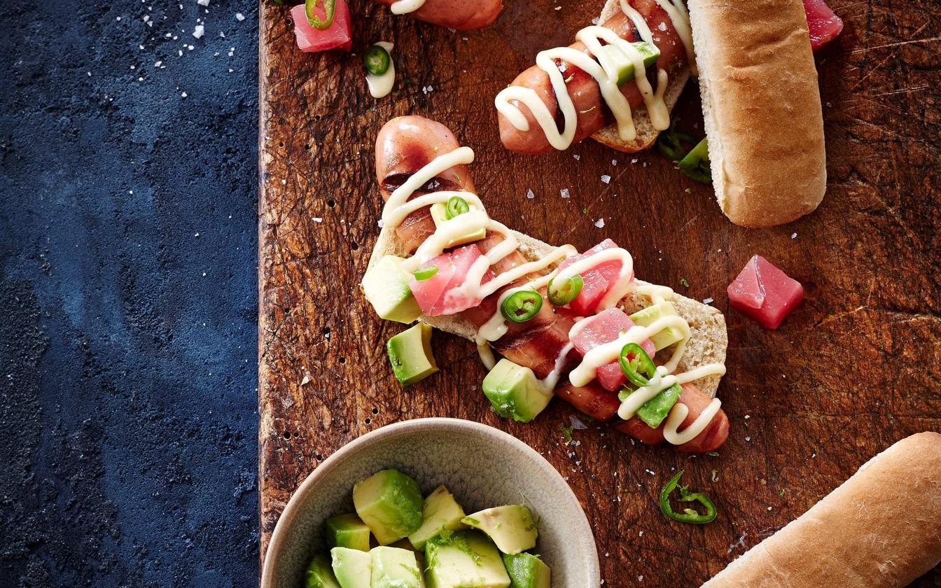 Hotdog med fersk tun og mayonnaise