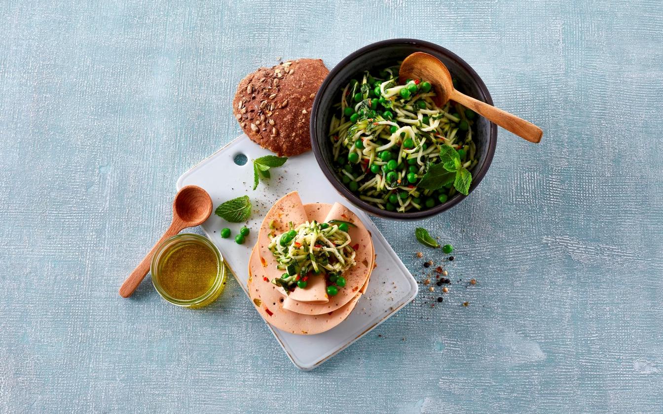 Veggie pålæg serveret med squashsalat