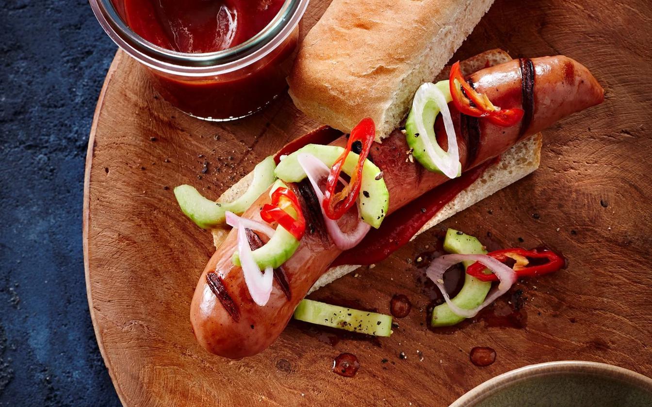 Asiatisk hotdog med spicy ketchup og hot pickles