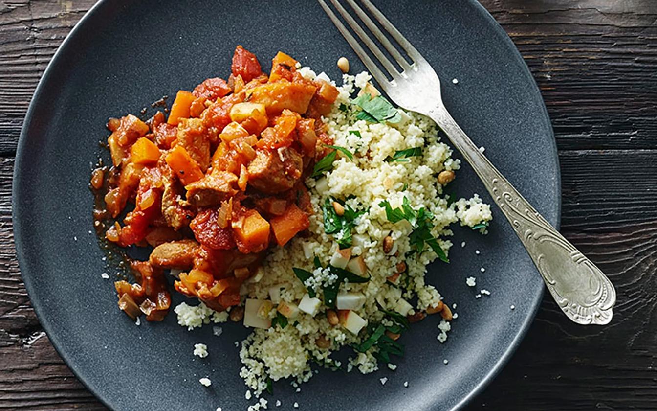 Minuttern og rodfrugter i tomatsovs med couscous