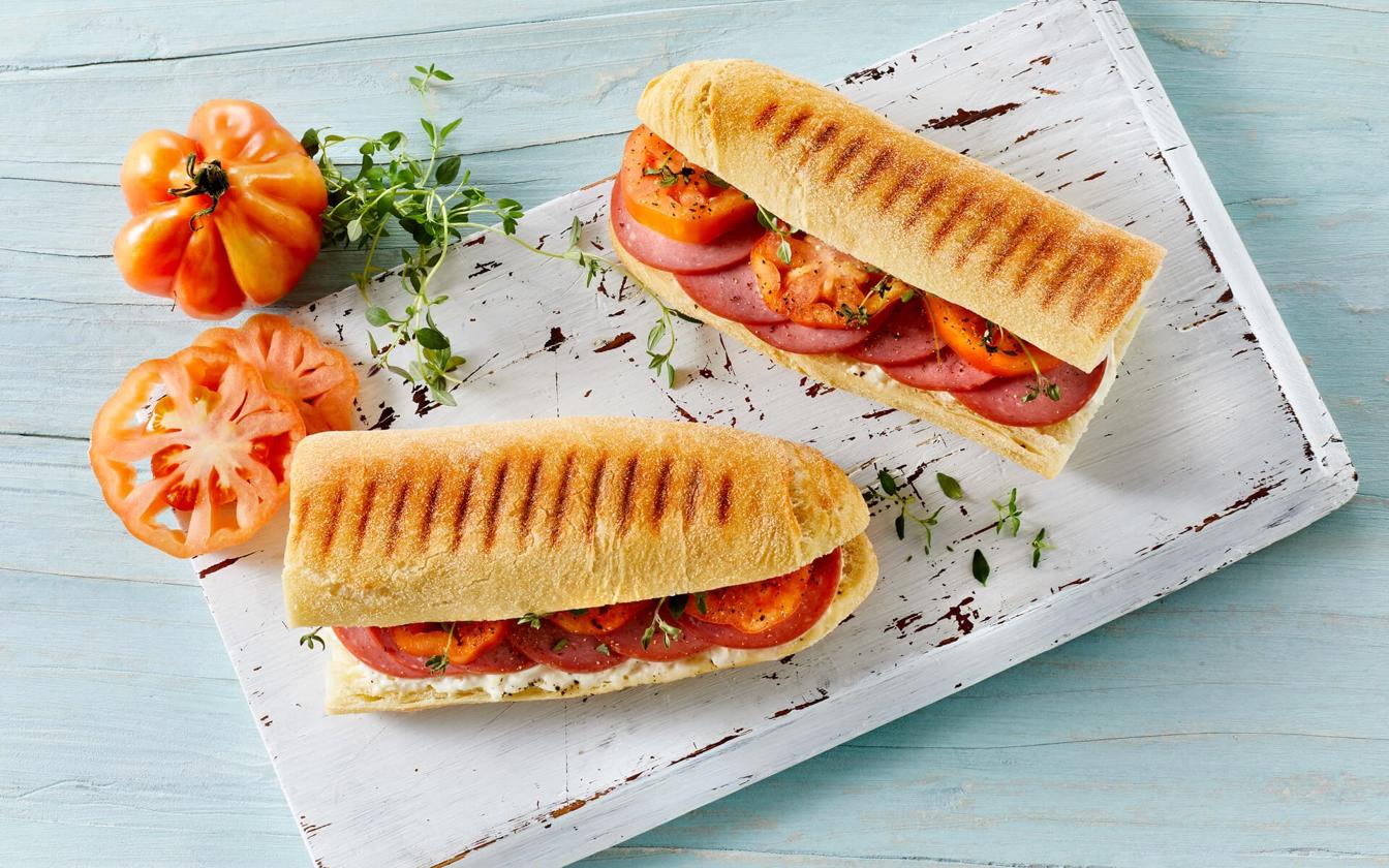 Panini med fetaostcreme, tomater og spegepølse