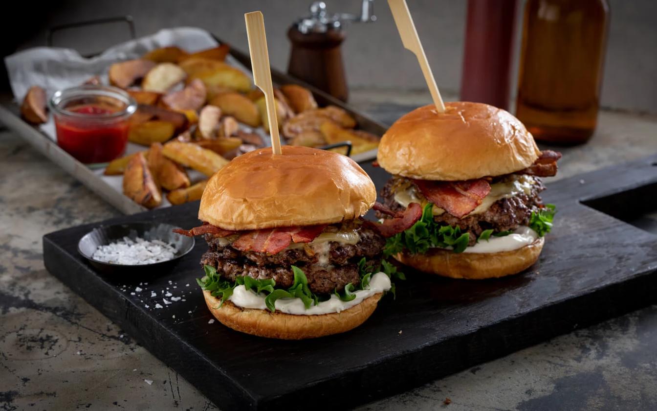 Baconburger med karamelliserede løg